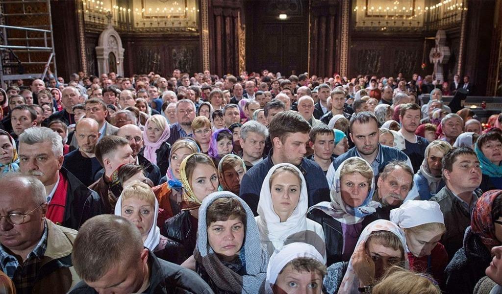 Прихожане. Православные прихожане. Прихожане в церкви. Человек молится в храме. Церковь собрание верующих.