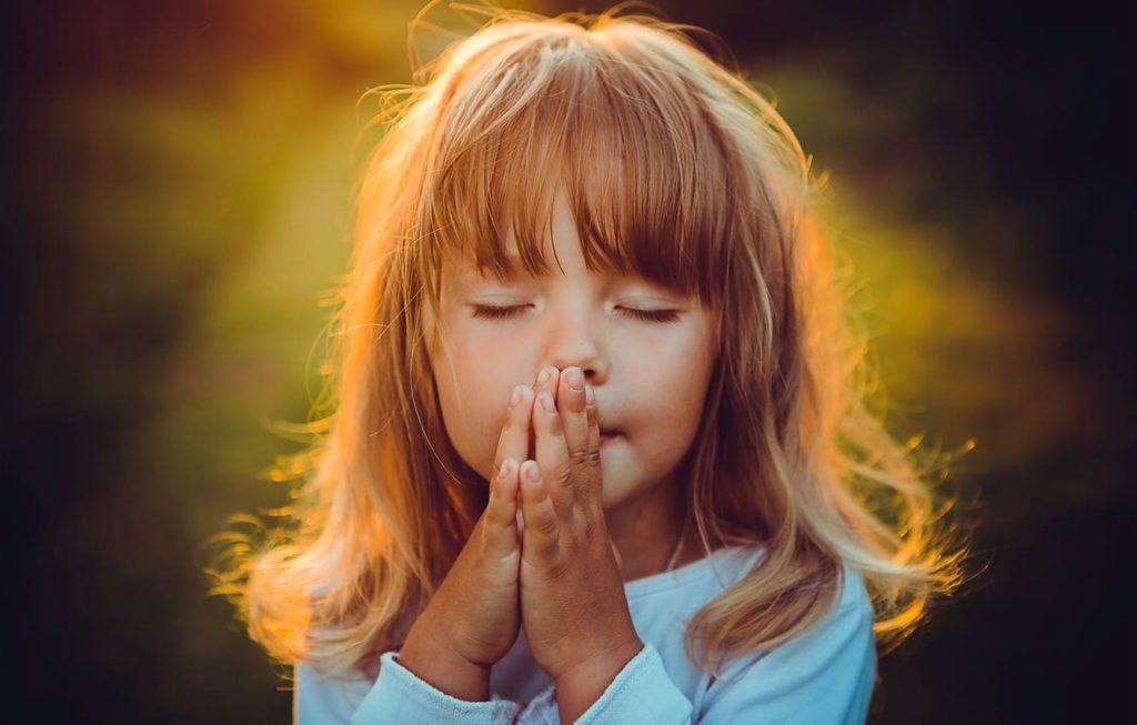 Девочка молится