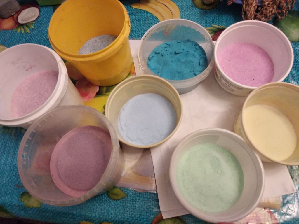 Украсить бутылки цветным песком