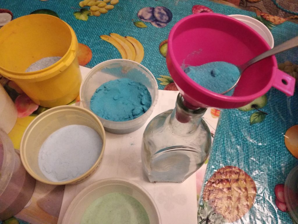 Украсить бутылки цветным песком